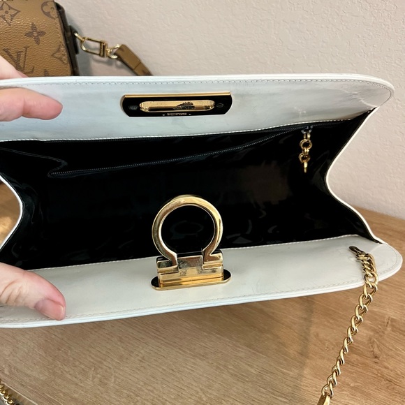 🤍 FERRAGAMO WHITE GANCINI CROSSBODY🤍 VINTAGE🤍 - Picture 3 of 7